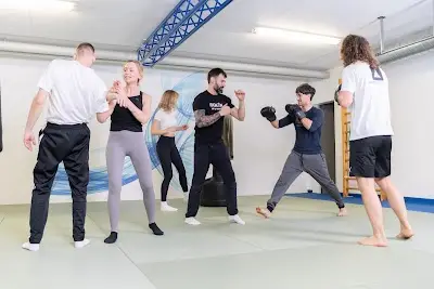 Nahkampfschule RONIN (BJJ, MMA, Thaiboxen, Yoga)