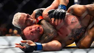 Charles Oliveira and Justin Gaethje grapple at UFC 274