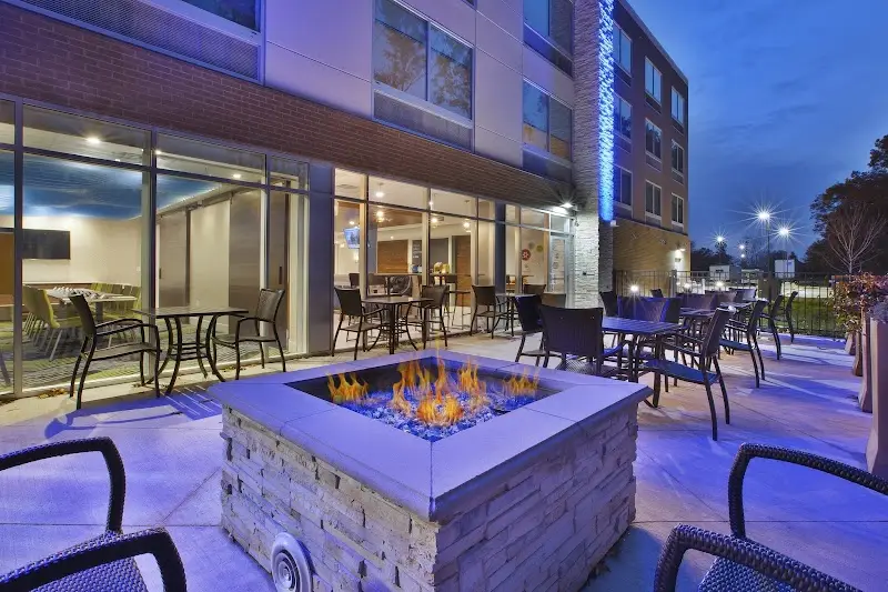 Holiday Inn Express & Suites Grand Rapids - Airport North by IHG